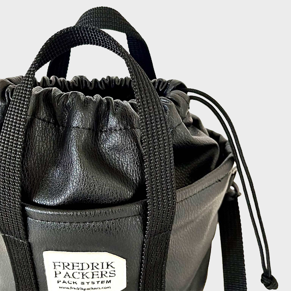 DRAWSTRING MINI TOTE FAKE LEATHER トートバッグ 【公式】 FREDRIK